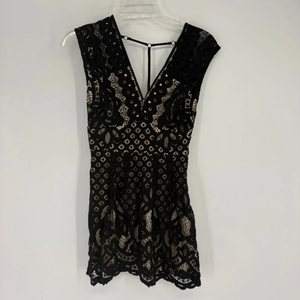 Free People Black Boho‎ Lace V-Neck Mini Dress Strappy Back Nude Lining Size 0